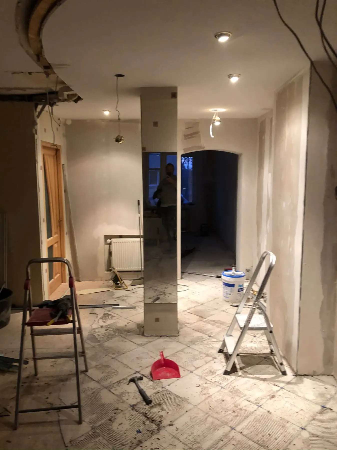 Telpa demontāžas laikā ar atsegtu kolonnu, kāpnēm un instrumentiem